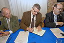 Joaquim Balsera (Alcalde de Gavà) firmando el manifesto conjunto de 7 alcaldes del entorno del aeropuerto del Prat en defensa del funcionamiento indefinido del aeropuerto del Prat con pistas segregadas (16 de Abril de 2008)